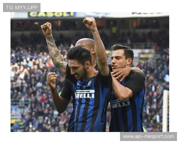 劳塔罗进球后跪地庆祝,情感释放 劳塔罗进球后跪地庆祝,情感释放